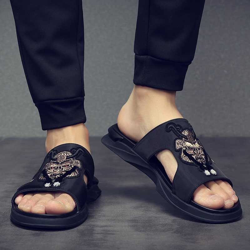 Spot trend 2020 summer men's embroidered cloth surface beach men's sandals open toe men's shoes wholesale